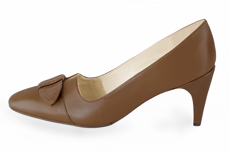 Caramel brown women's dress pumps, with a knot on the front. Round toe. High slim heel. Profile view - Florence KOOIJMAN